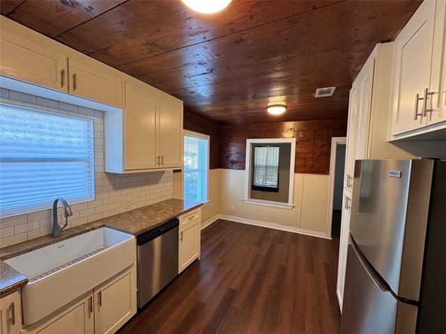 Building Photo - 2547 Sharon St