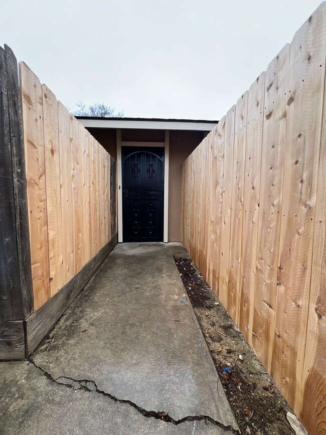 Building Photo - Riverside