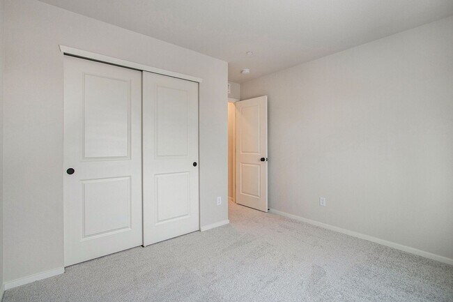 Building Photo - Luxury Rowhouse w/ Over-sized Garage