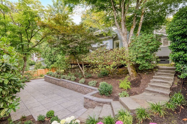 Building Photo - Stunning Portland Heights Craftsman for Re...