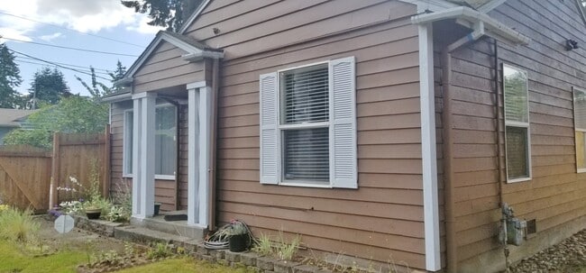 Building Photo - North Seattle/Shoreline 2BD1BA