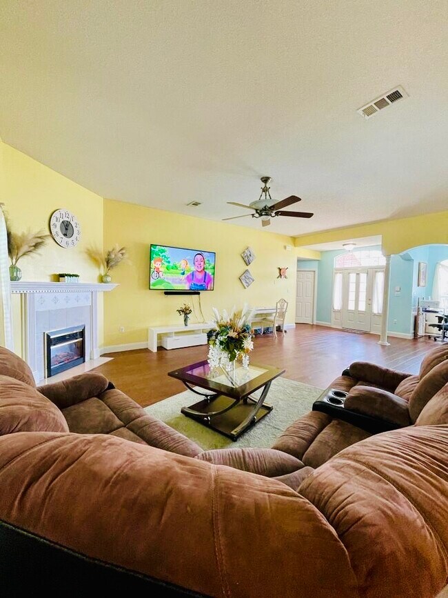 living room - 732 Denise Dr