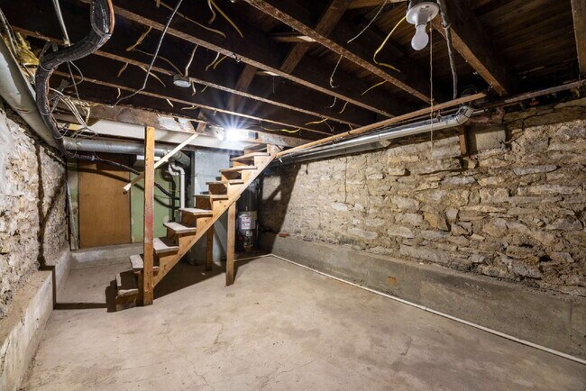 Building Photo - "Beautiful 3-Bedroom, 2-Full Bath Duplex Featuring Hardwood Floors and a Fenced Yard!"