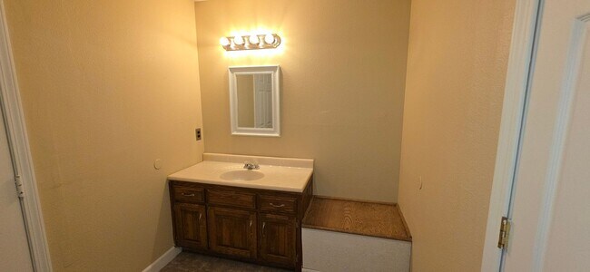 Building Photo - 3 Bedroom 2 Bathroom home in Southwest Springfield for $1495!