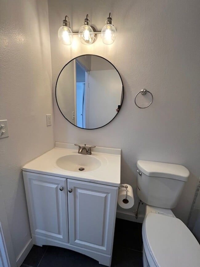 Building Photo - 3 bed 1.5 bath 2 story condo in Park Place...