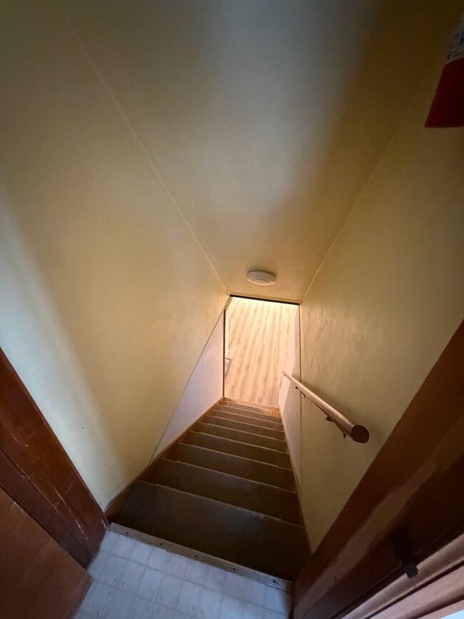 Building Photo - AVAILABLE NOW! - 2 Bed 1 Bath Home!