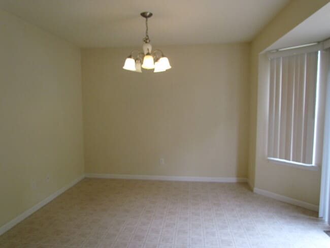 Building Photo - AVAILABLE 6/23/2025!
