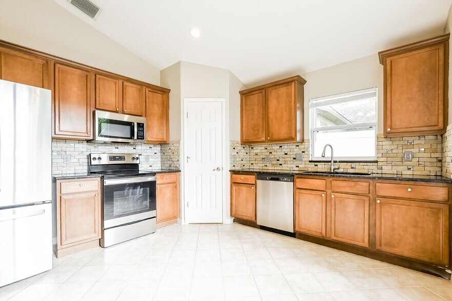 Building Photo - 3600 Meadow Green Dr