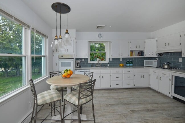 Building Photo - 53 Far Pond Rd