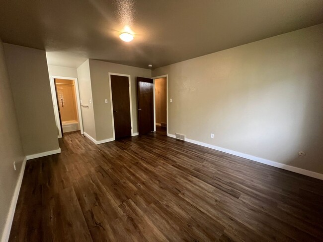 Building Photo - 3 bedroom 1.5 Bathroom Duplex Available Now!