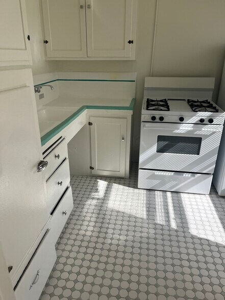 Building Photo - 545 S Hobart Blvd