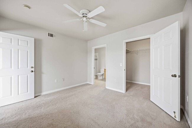 Building Photo - 2/2 condo with beautiful water views available now for an annual lease