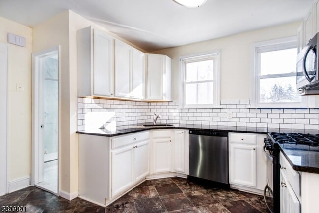 Building Photo - 11 Lewis St