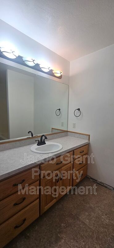 Building Photo - 3030 Devonwood Dr