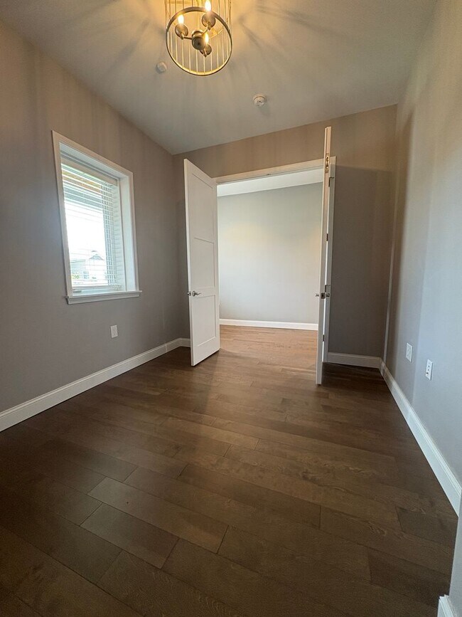 Building Photo - Welcome to your new home in the heart of S...