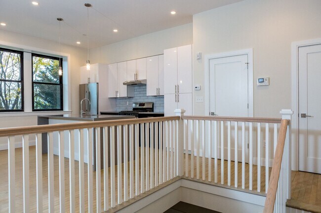 Building Photo - Renovated, Modern Split-Level Apartment – 2 Bed | 1.5 Bath | 1,088 Sq Ft