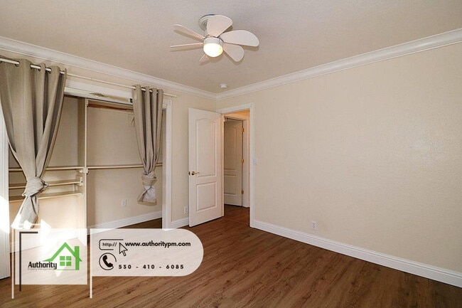 Building Photo - 256 Newport Dr