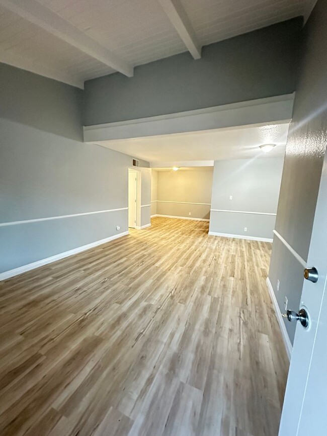 Building Photo - Renovated West Lancaster Condo