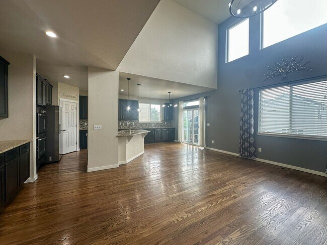Building Photo - This 4bd home is waiting for you!