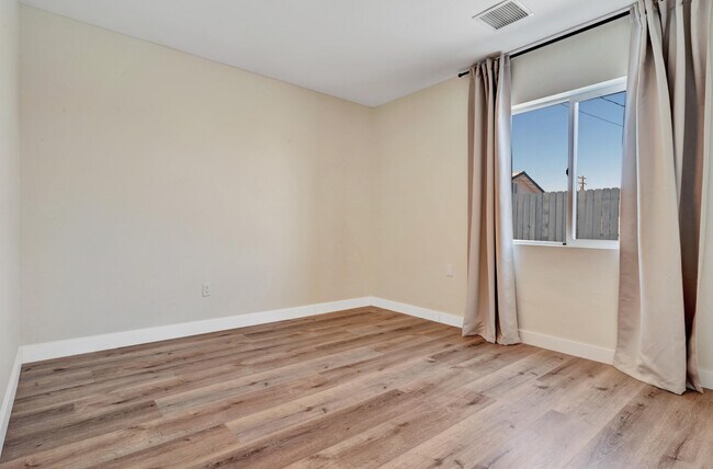 Building Photo - 458 W Bon Air Dr