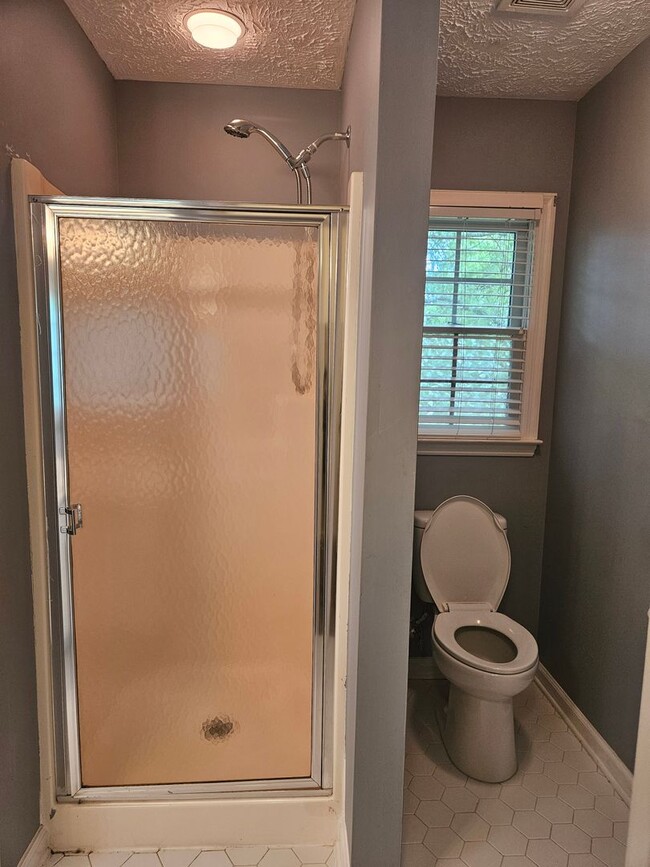 Building Photo - 4 Bedroom, 2.5 Bath Home Located in the Es...