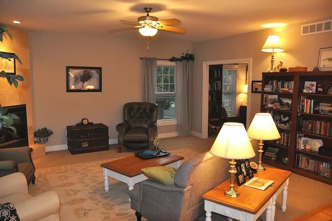 Building Photo - 4627 Sunburst Dr