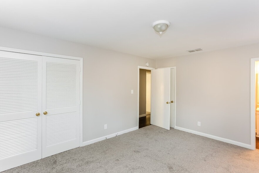 Building Photo - 5000 Coronado Dr