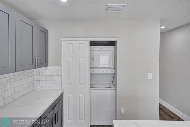 Building Photo - 2614 W 65th St