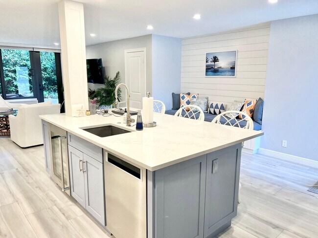 Building Photo - 1556 S Ocean Ln