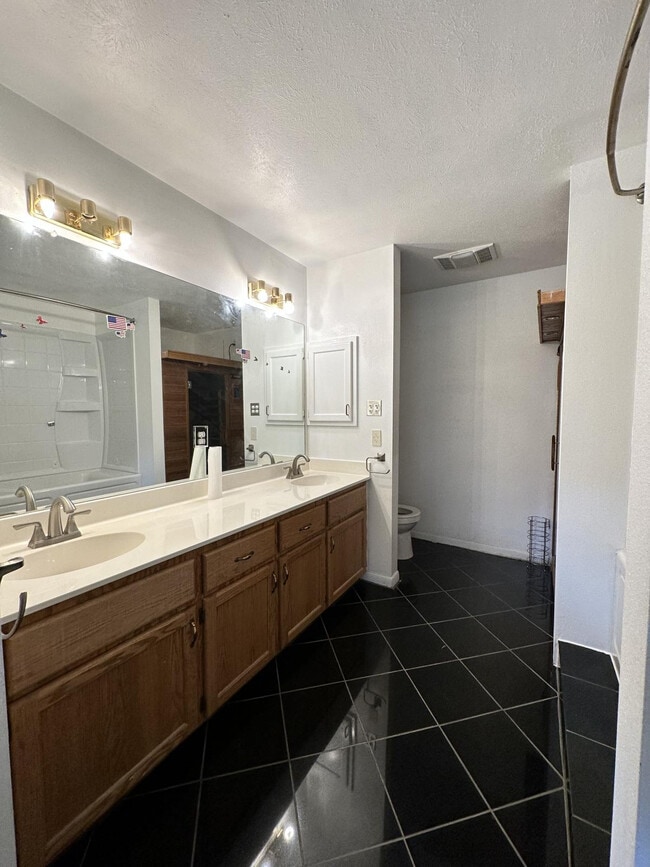 Building Photo - 1009 Augusta Dr