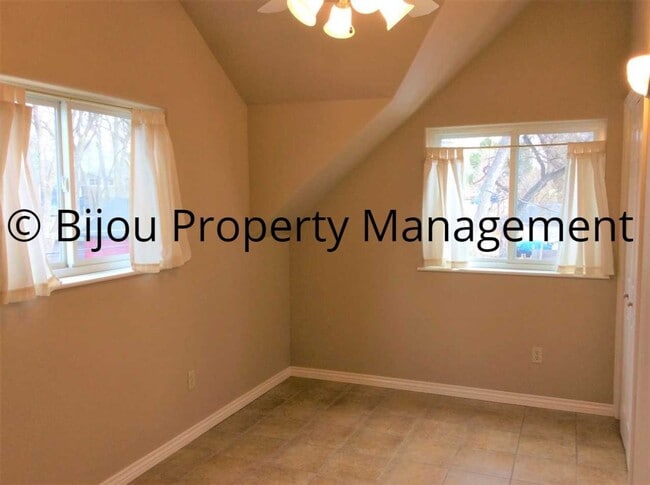 Building Photo - Nice Two Bed One Bath Home