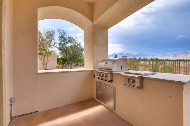 Building Photo - Luxurious, Entertainers Dream 4 Bedroom Home
