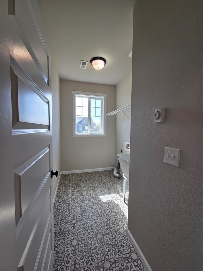 Building Photo - Newer 3-Bed, 2-Bath home in Quincy, WA!