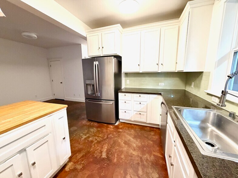 Building Photo - 3263 Louise St