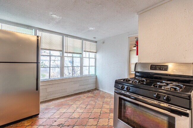 Building Photo - 426 W Woodlawn Ave