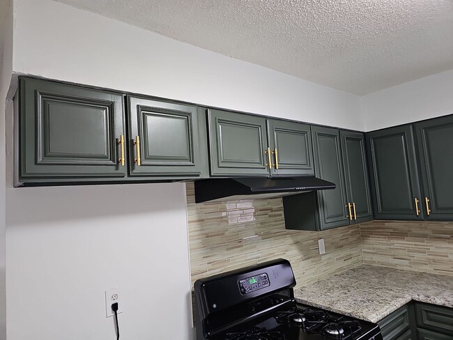 Building Photo - 4 bedroom 1 bath home for lease
