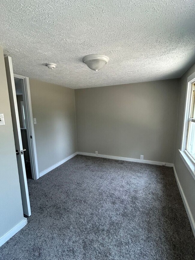 Building Photo - 3 Bdrm Oswego! Charming! Updated!