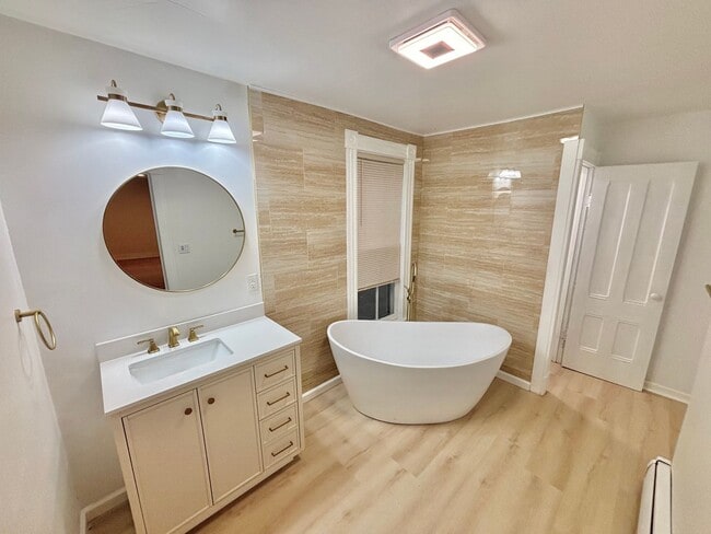 Building Photo - HUGE 6bd / 3ba House | Penfield Schools | 2nd floor Laundry hooks | Master Suite