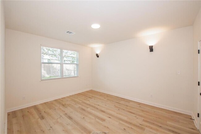 Building Photo - 603 N Echols St