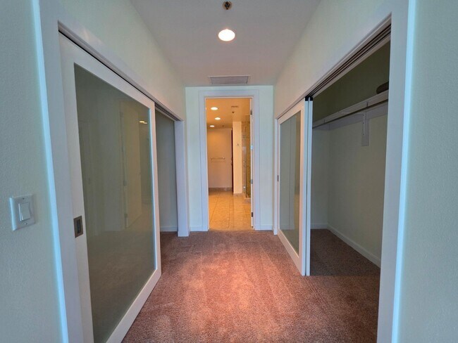 Building Photo - Fantastice High Rise with Full City Views!