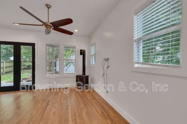 Building Photo - 1137B Kirkland Ave