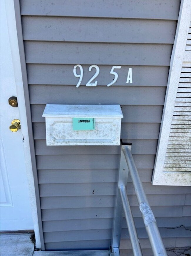 Building Photo - 925 Stanley Ave