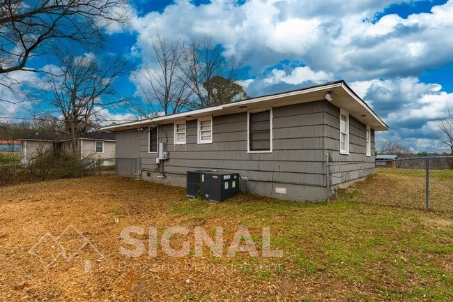 Building Photo - 1052 Apple St