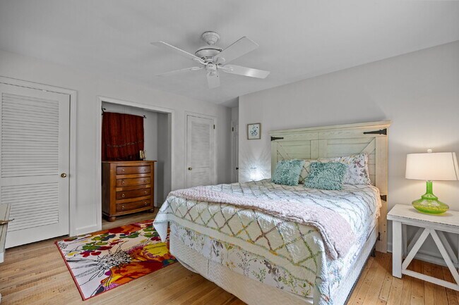 Building Photo - Charming Furnished Estate with Full-Servic...
