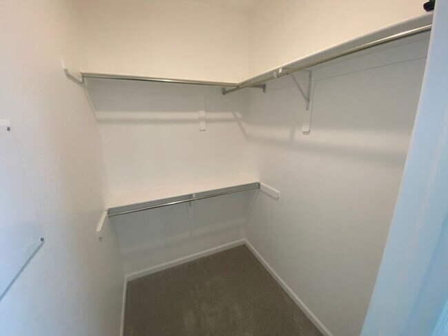 Building Photo - Spacious Englewood Home