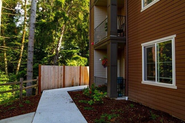 Building Photo - 1 bedroom Townhome with attached garage