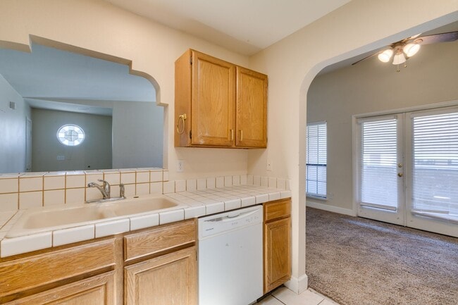 Building Photo - 2nd Floor Condo Near UNLV