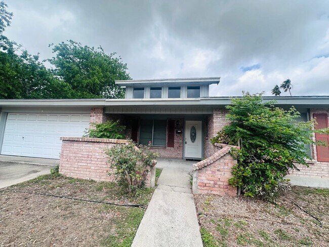 Building Photo - For Lease 3 Bed | 2 Bath | Open Concept | Vaulted Ceilings | 2-Car Garage| Corpus Christi