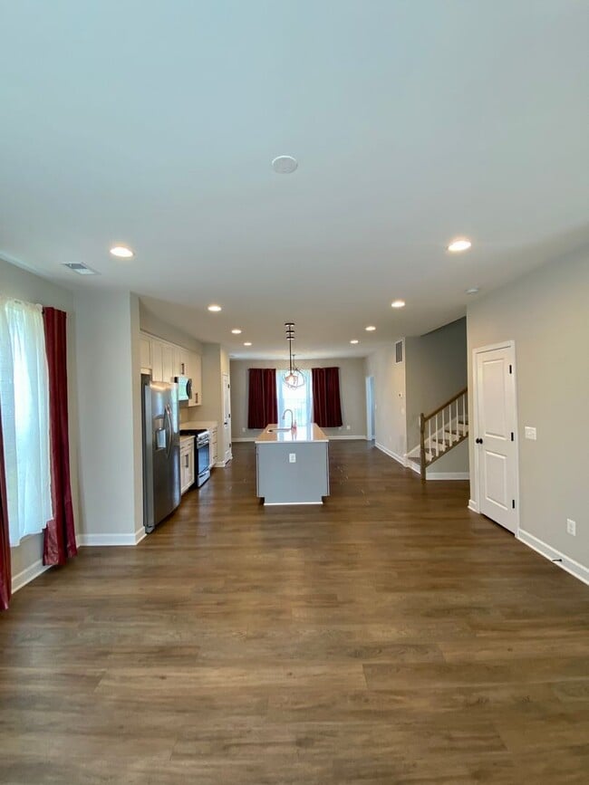 Building Photo - Charming 3-bedroom, 2.5-bathroom Townhouse