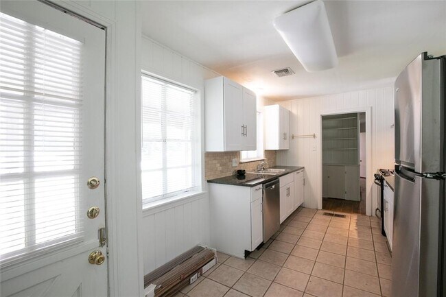 Building Photo - 1811 E 39th St